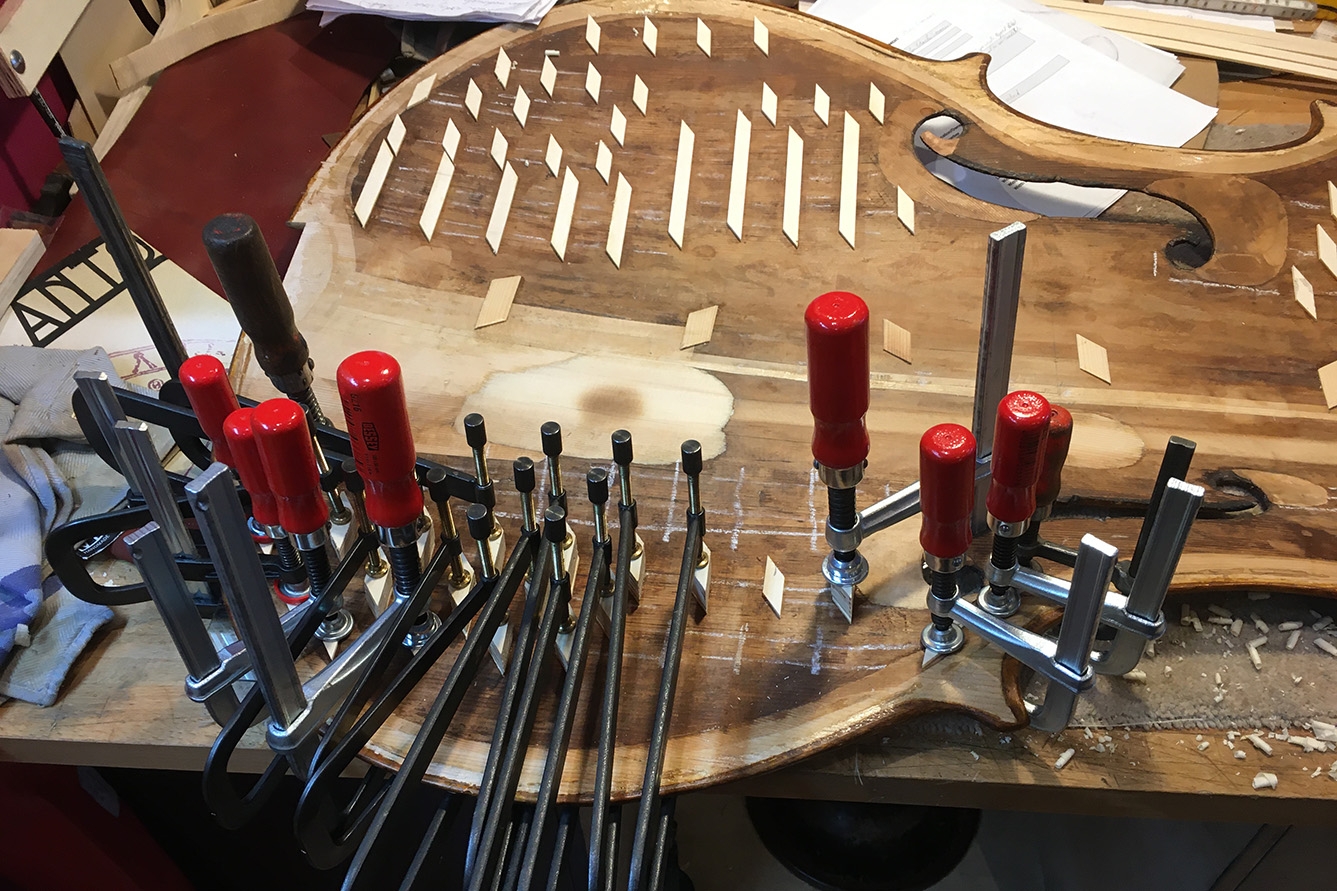 Hoe wordt een instrument gerestaureerd?