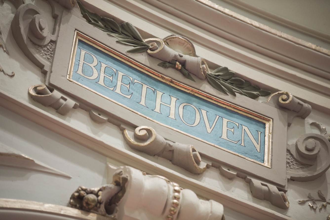 Dit zijn de 17 componisten aan het balkon in de Grote Zaal